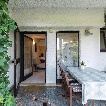 Appartement Cozy In With Kitchen Pula
